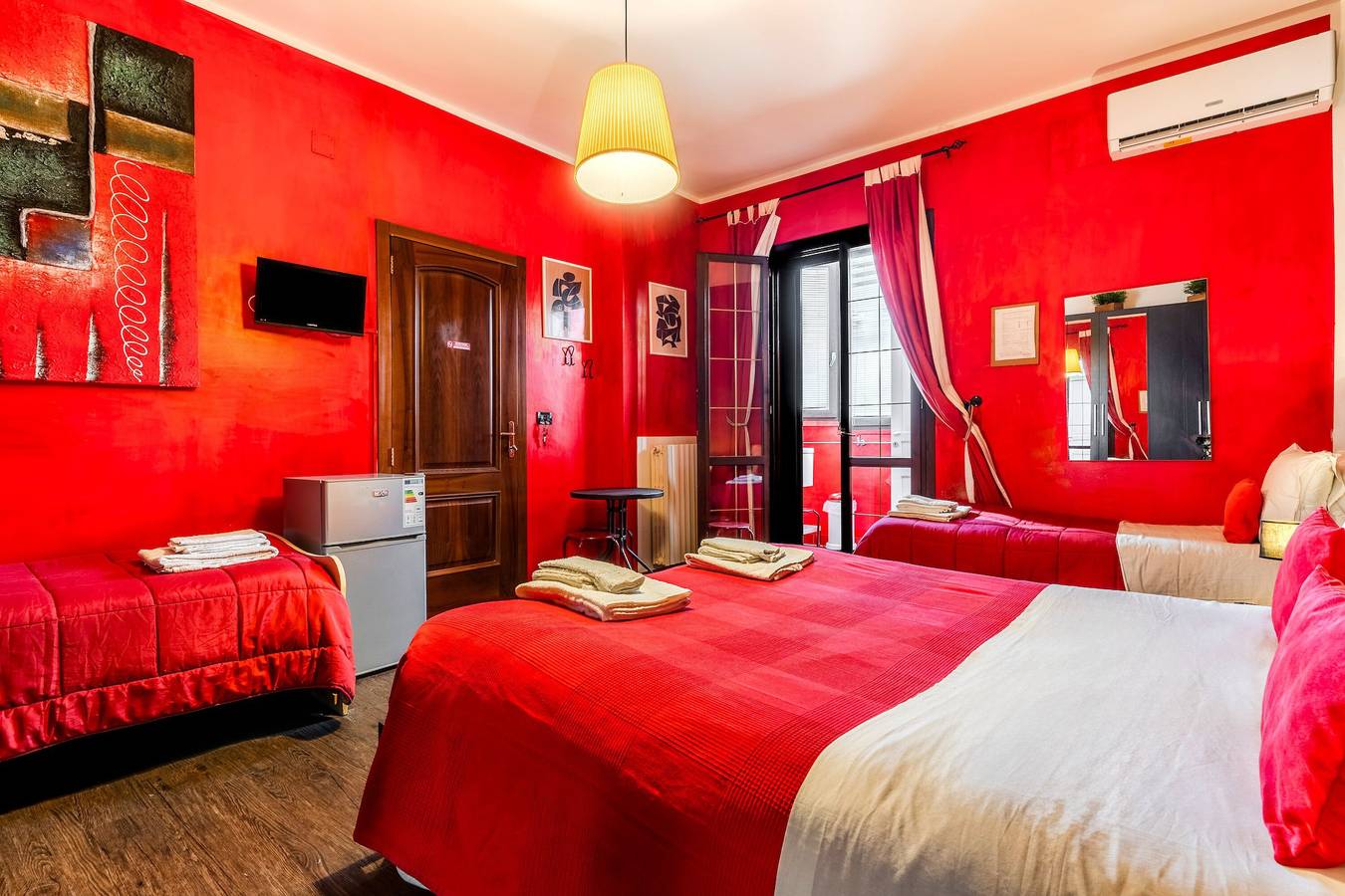 Camera 'Bnb Sottosopra - Camera Rossa' con vista mare, Wi-Fi e aria condizionata in Gallipoli, Golfo di Taranto