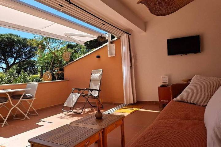 Appartement entier, T2 climatisé, Wifi haut débit, en rez jardin, plage de Gigaro et sentiers a 500m in Gigaro, La Croix-Valmer
