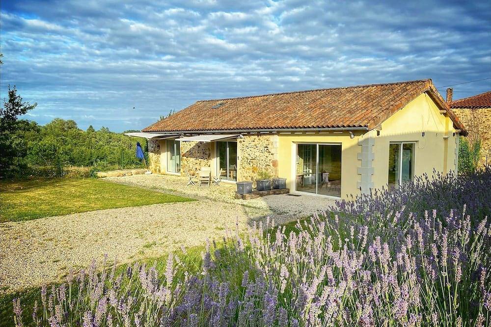 Nestled in the heart of the Charente, with easy access to swimming lakes. in Rouzède, Charente