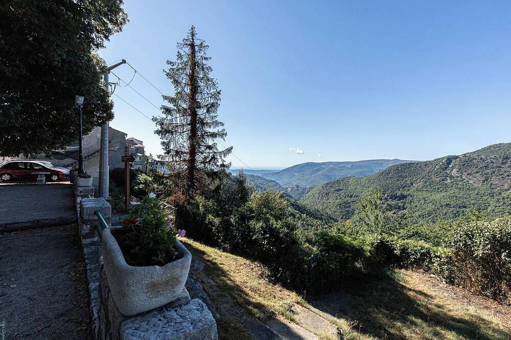 Appartement entier, Gite arrière pays niçois in Revest-les-Roches, Côte méditerranéenne (France)