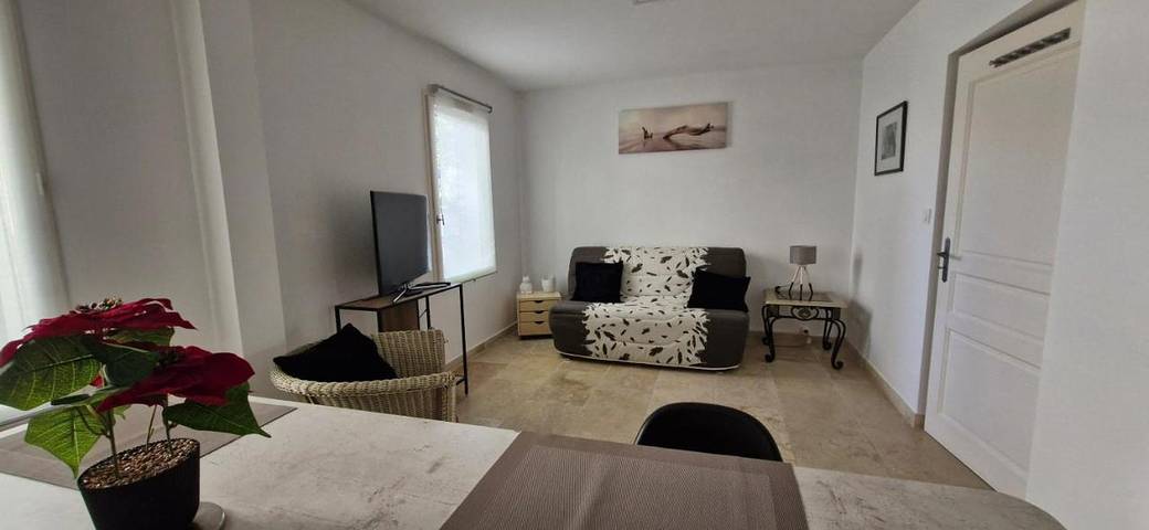Gîte pour 2 personnes, avec Piscine à Lézignan-la-Cèbe