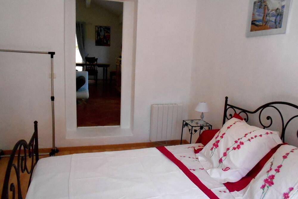 Un havre de paix  à l'ombre des chênes. Deux chambres, clim, piscine, terrasse in Collorgues, Région de Nîmes