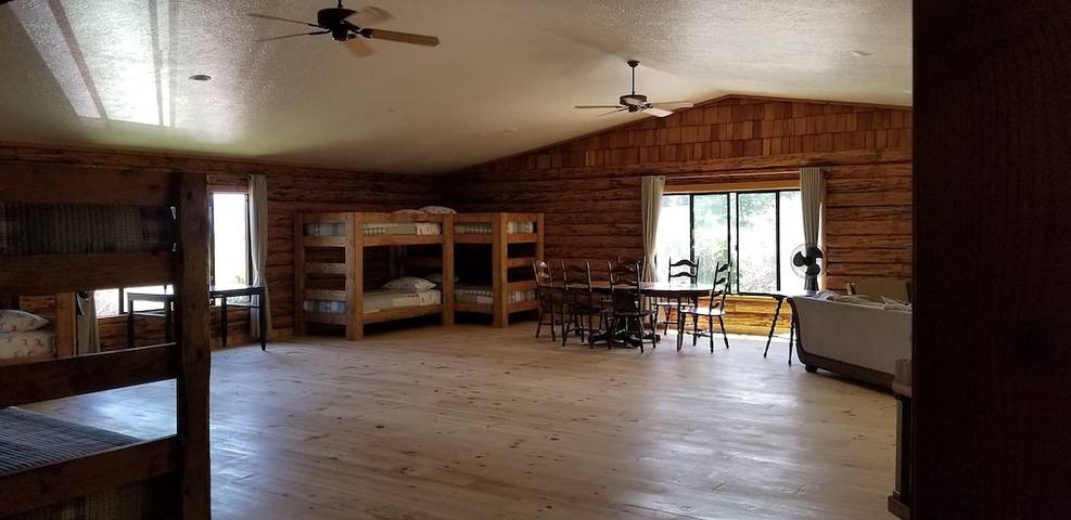 Log cabin for 45 people, with terrace and yard in Idaho