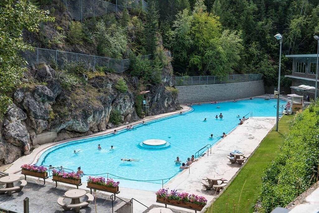 Ganze Wohnung, Modern and Bright 2Bdr/2Br Condo with Mountain Views in Radium Hot Springs, Kootenay-Nationalpark