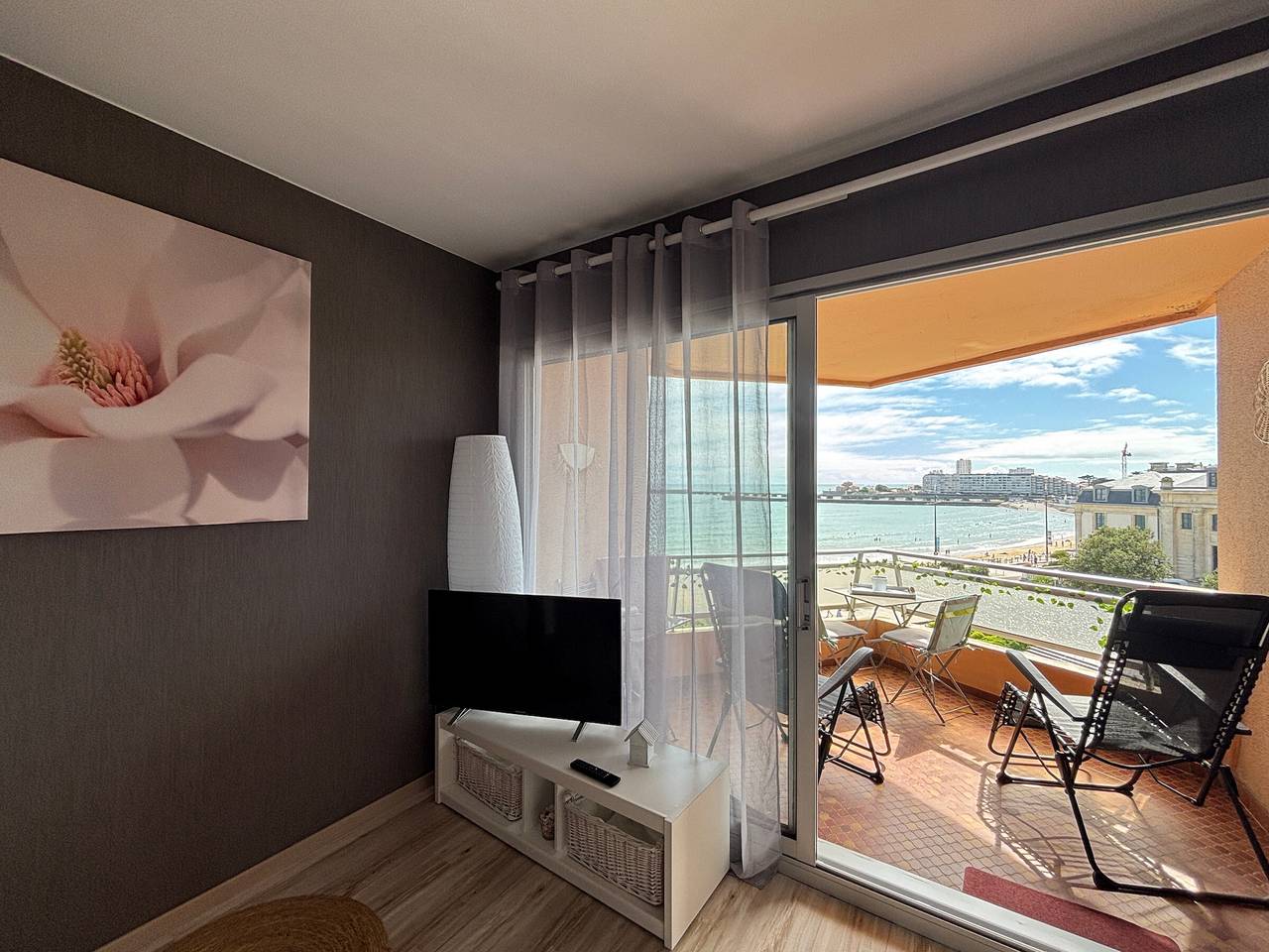 Entire studio, Studio with sea-view balcony in Les Sables-d'Olonne in Les Sables-d'Olonne, Vendée