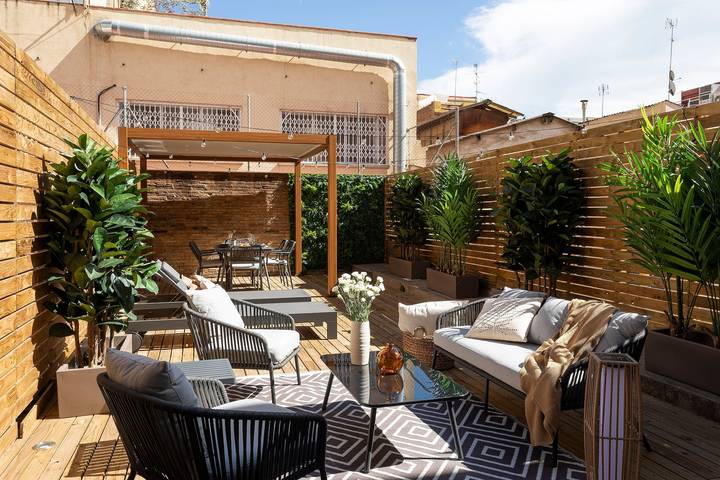Ferienwohnung für 5 Personen, mit Balkon und Terrasse sowie Garten in Barcelona