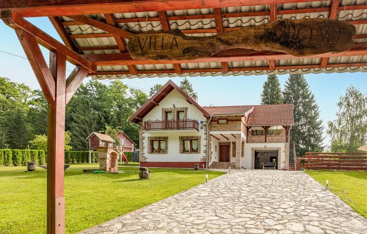 Geräumige 250 m² große Wohnung mit Pool, Terrasse und WLAN in Pozega-Slawonien