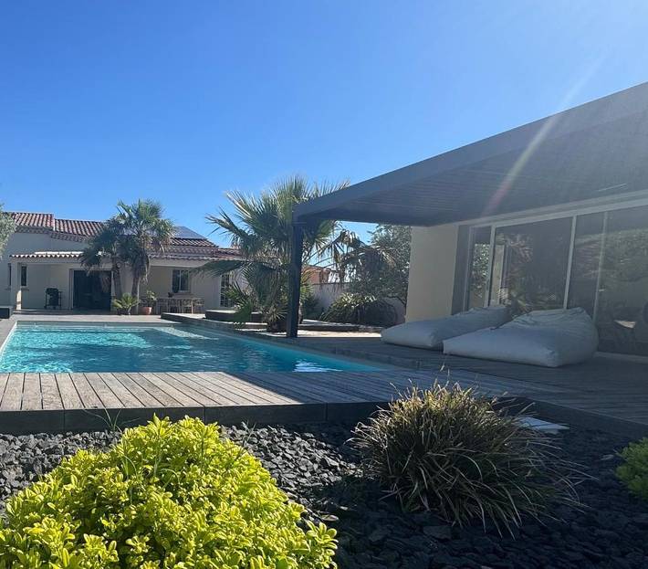 Villa pour 10 personnes, avec Jacuzzi et Terrasse ainsi que Jardin et Piscine