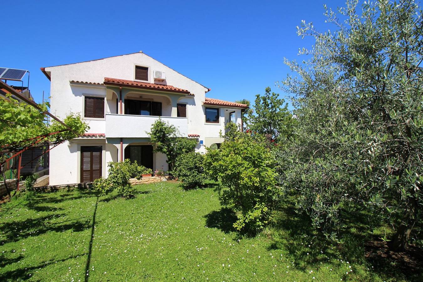 Appartamento intero, Charmantes Apartment mit privatem Balkon, Privatparkplatz, Wifi und nur 700 Meter zum Strand  in Parenzo, Parenzo (Grad)