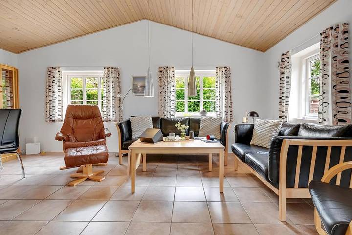 Schönes Ferienhaus mit Whirlpool, nur 150 m zum Fjordufer – 2 Hunde erlaubt in Nørhede Vest, Ulfborg