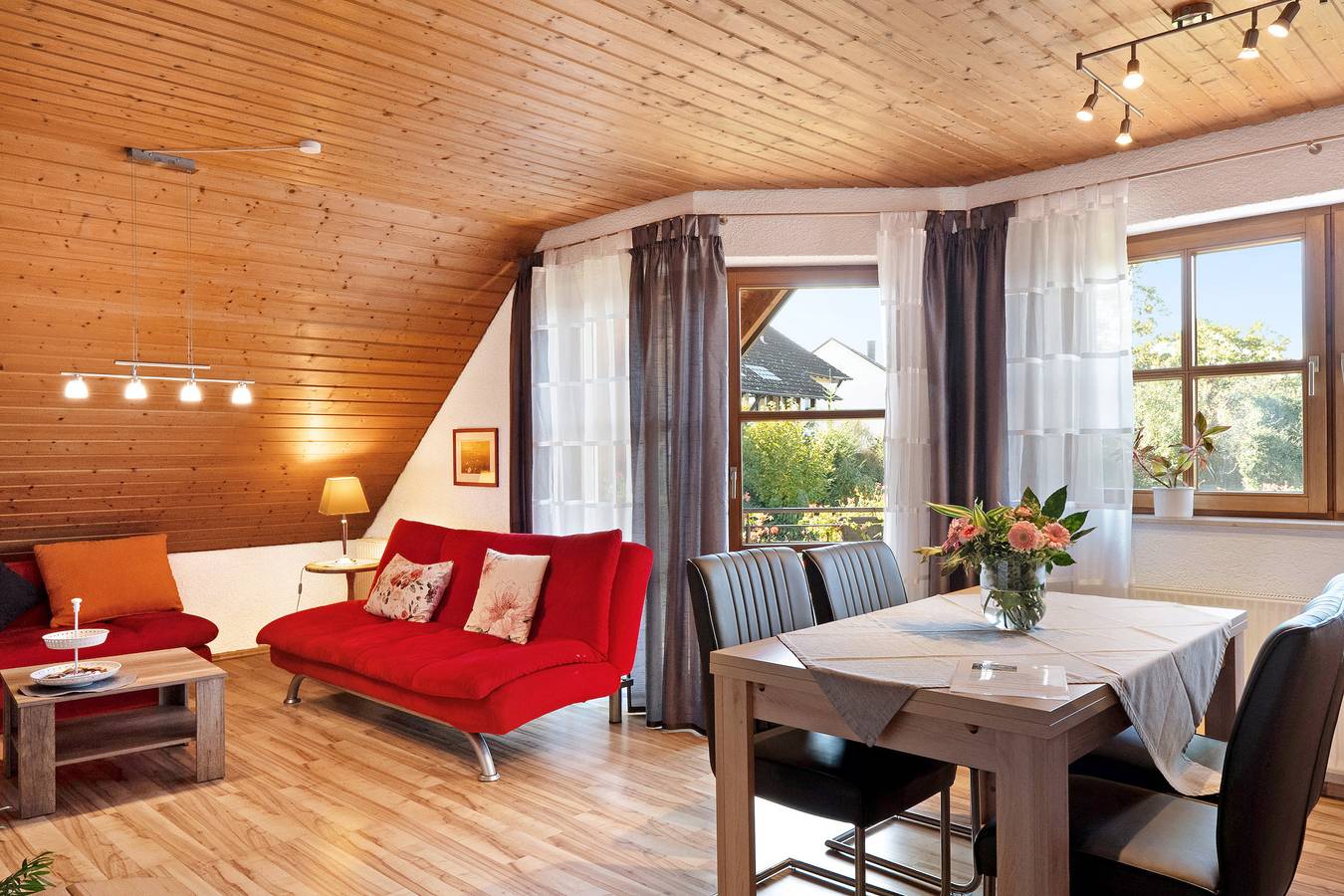 Ganze Wohnung, Ferienwohnung im Rosengarten mit Balkon und Wlan in Ebenweiler, Oberschwaben