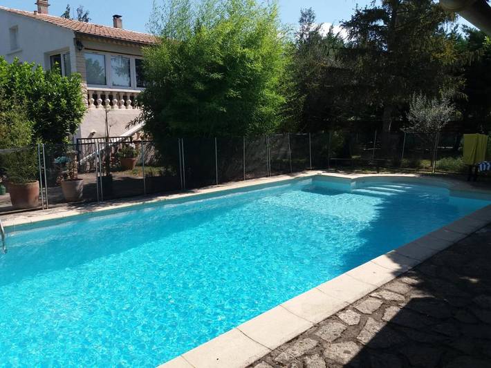Location de vacances pour 2 personnes, avec Terrasse ainsi que Piscine et Vue à Bourdic