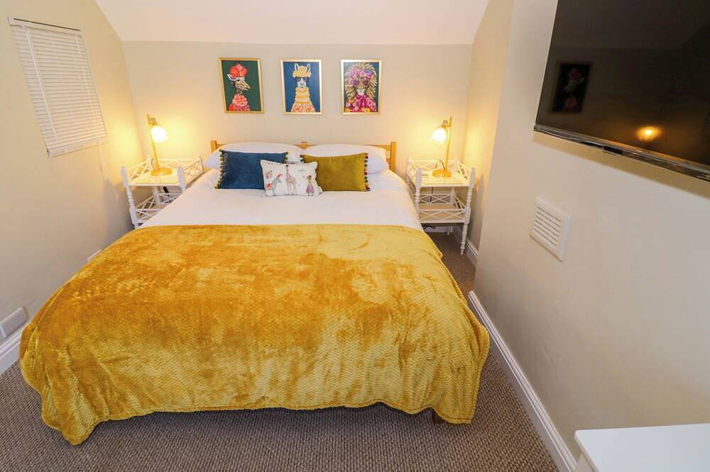 Fern Cottage, pet friendly in Lichfield in Staffordshire