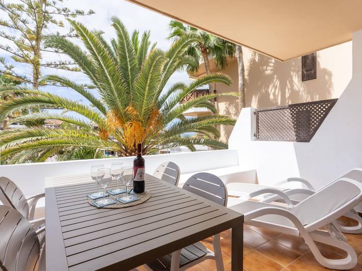 Holiday letting for 4 people, with Terrace and Garden as well as Children pool in Golf del Sur