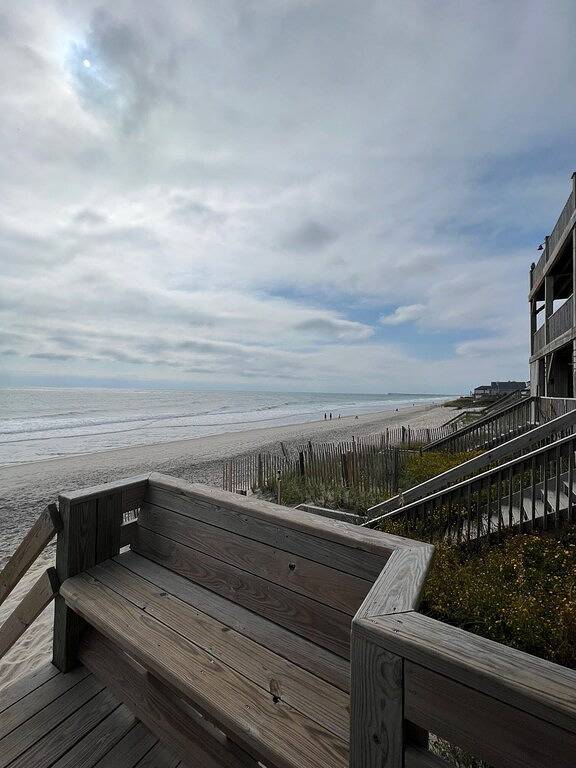 Not quite ocean front, but almost! Just a few steps to the sand! Pet friendly. in Surf City, Topsail Island