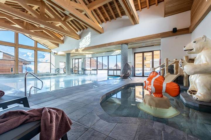 Appart’hôtel pour 4 personnes, avec piscine et jacuzzi ainsi que sauna et balcon, animaux acceptés