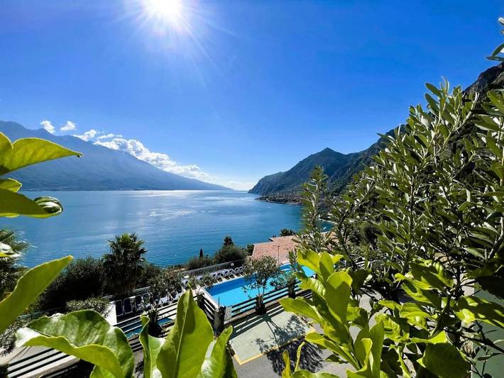 Hôtel, avec Balcon et Terrasse ainsi que Jardin et Piscine à Limone sul Garda