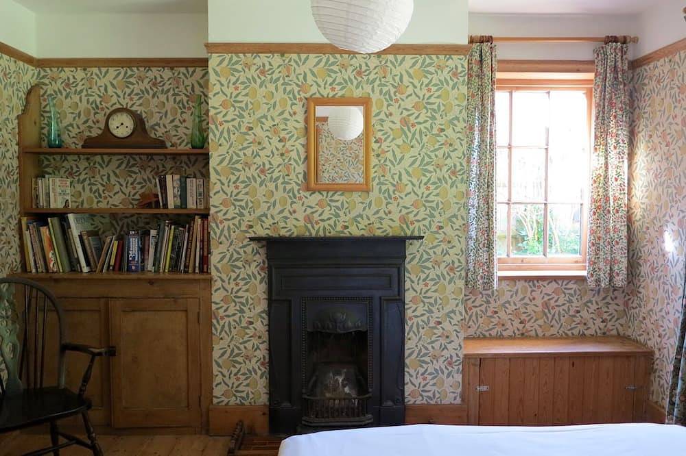 Lovely 7 bedroomed Arts and Crafts New Forest Cottage in Lymington by the coast in Lymington, Hampshire