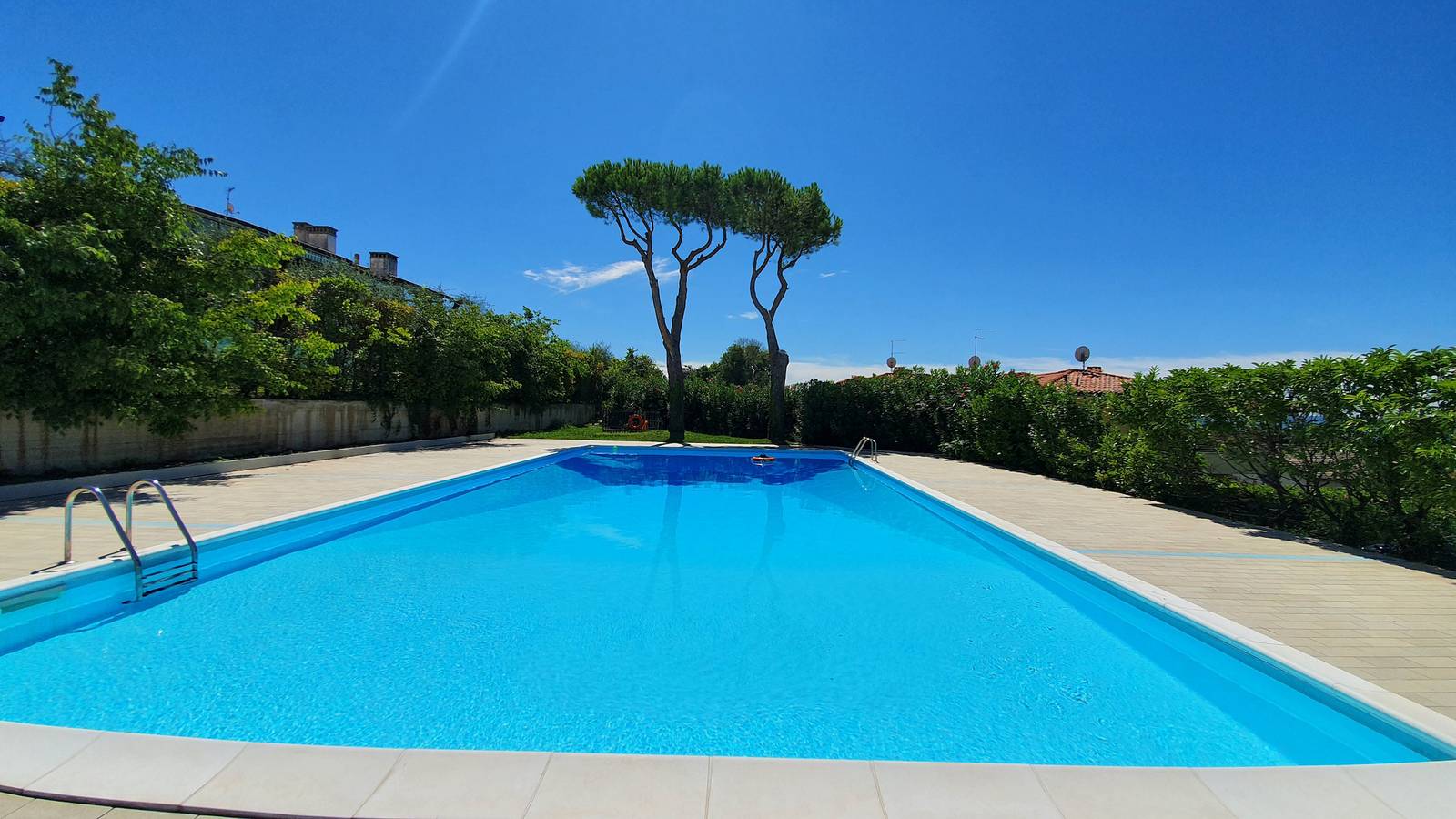 Apartamento entero, Regarda - Brezza di Lago 1 a Lazise con piscina, aria condizionata in Lazise, Montañas Garda