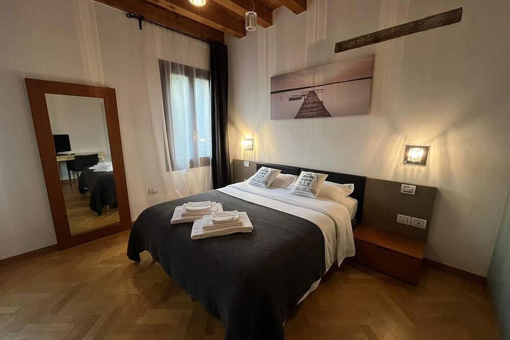 Apartamento entero, Habitación 'Camera 2 Rosa' con terraza compartida, Wi-Fi y aire acondicionado in Mirano, Provincia de Venezia