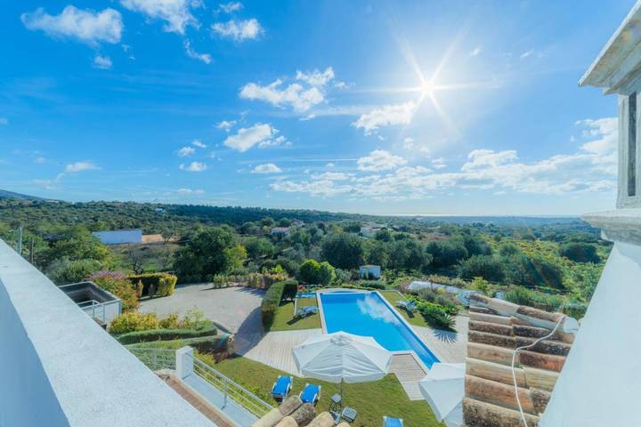 Location de vacances pour 6 personnes, avec piscine et jardin dans Estoi - 2