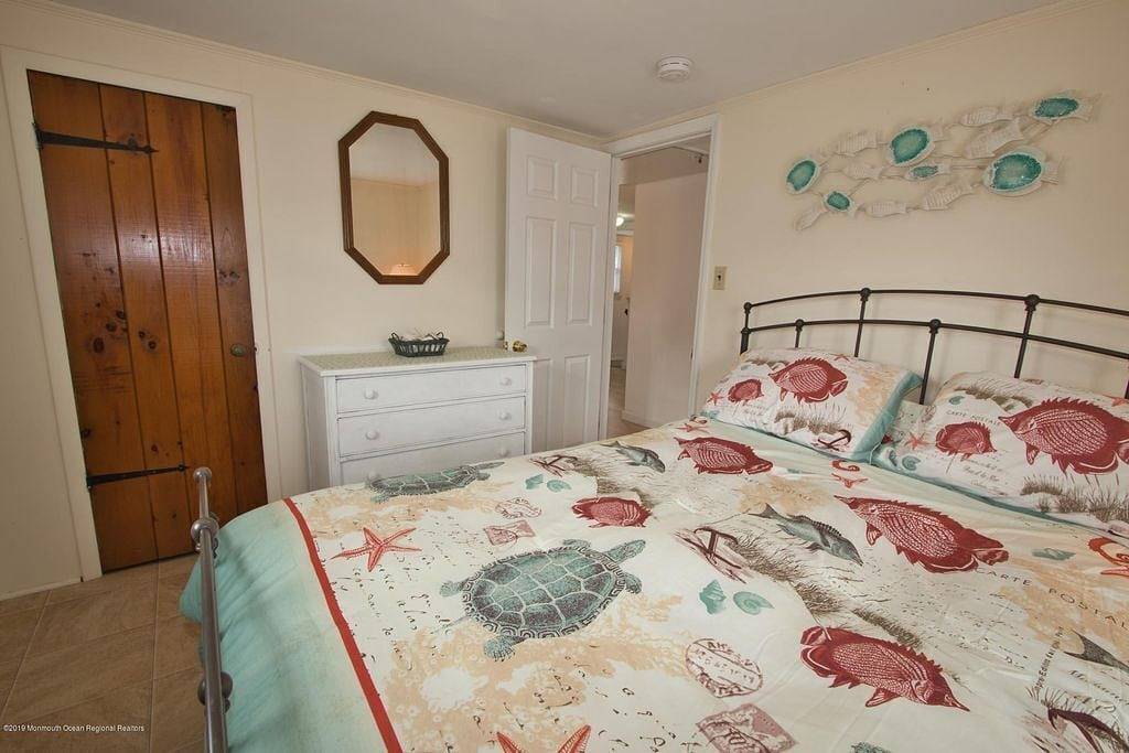 Lavallette Home Steps from Beach! Sleeps 11, 4 Br 2 Ba, Beach Tags included in Toms River, Ocean County