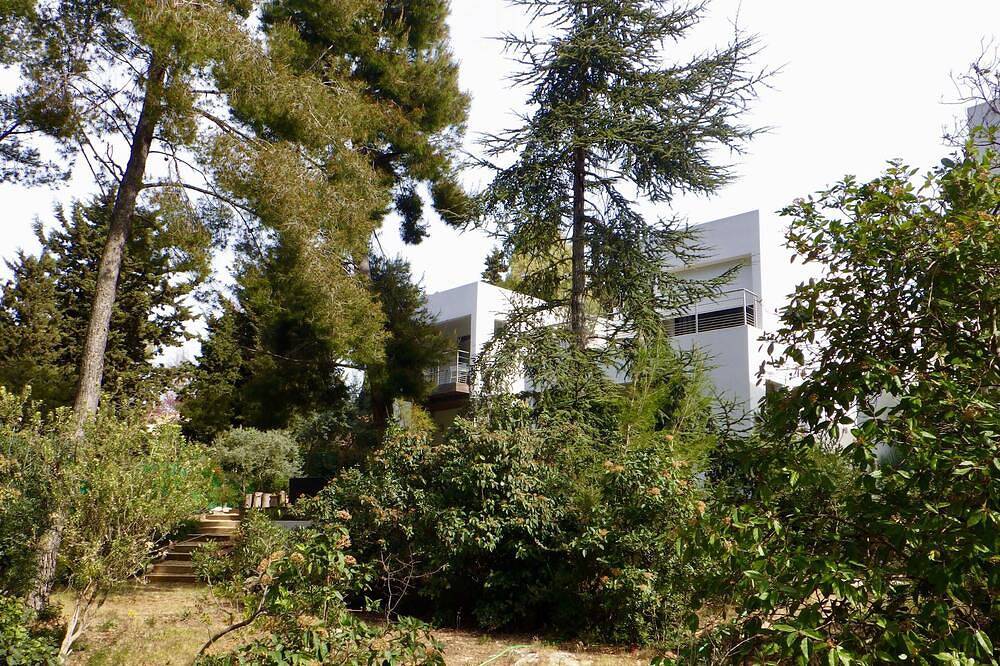 Villalucienne ***** 130 m2 , à 5 minutes à pied de la mer,  dans un parc arboré. in Bandol, Côte méditerranéenne (France)