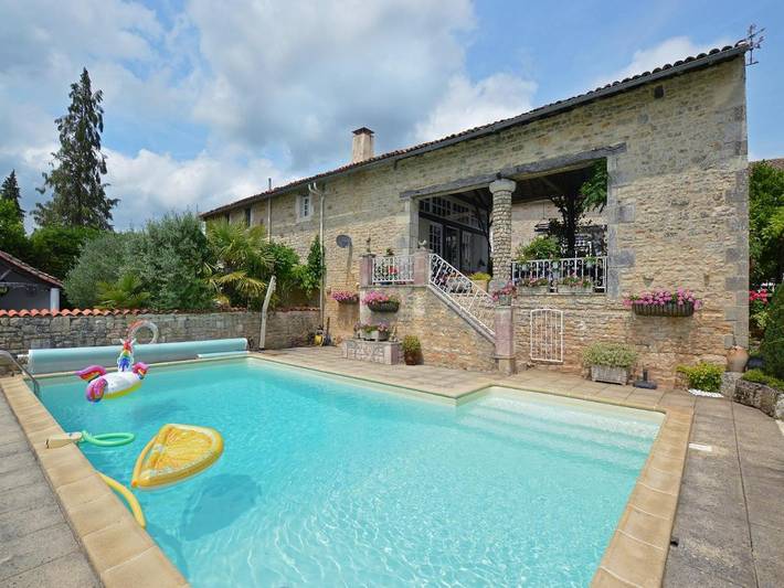 Location de vacances pour 5 personnes, avec piscine et jardin à La Forêt-de-Tessé