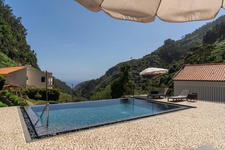 Quarto para 2 pessoas, com Terraço e Jardim e ainda Piscina em Tabua