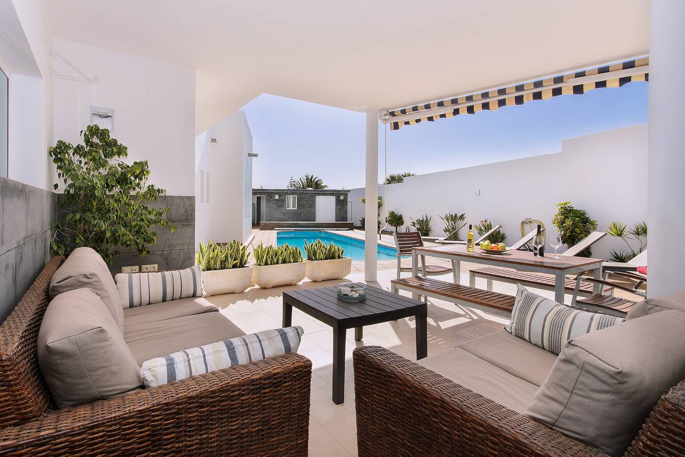 Lujosa villa con vistas panorámicas, múltiples terrazas y gran piscina in Costa Teguise, Teguise