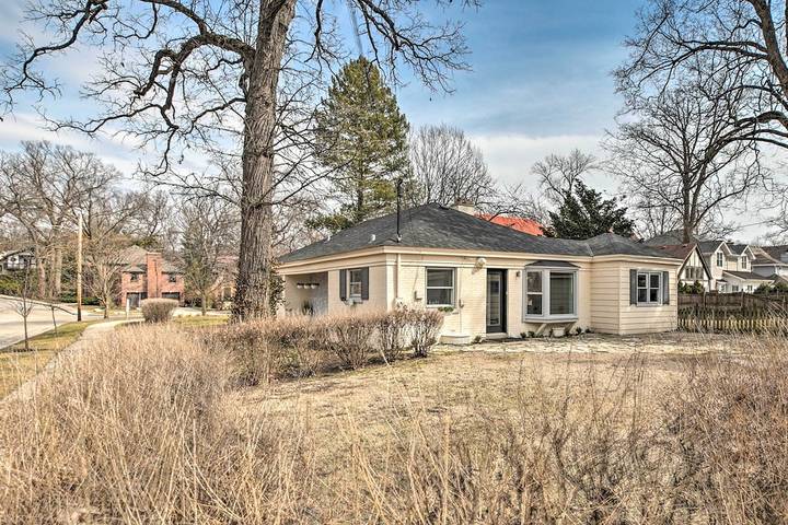 Vacation rental for 10 people, with yard in DuPage County