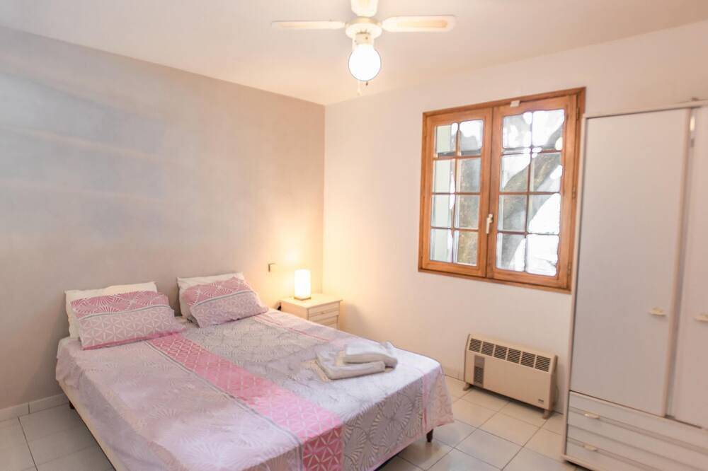 One-storey villa with enclosed garden and swimming pool in Sorgues, Vaucluse