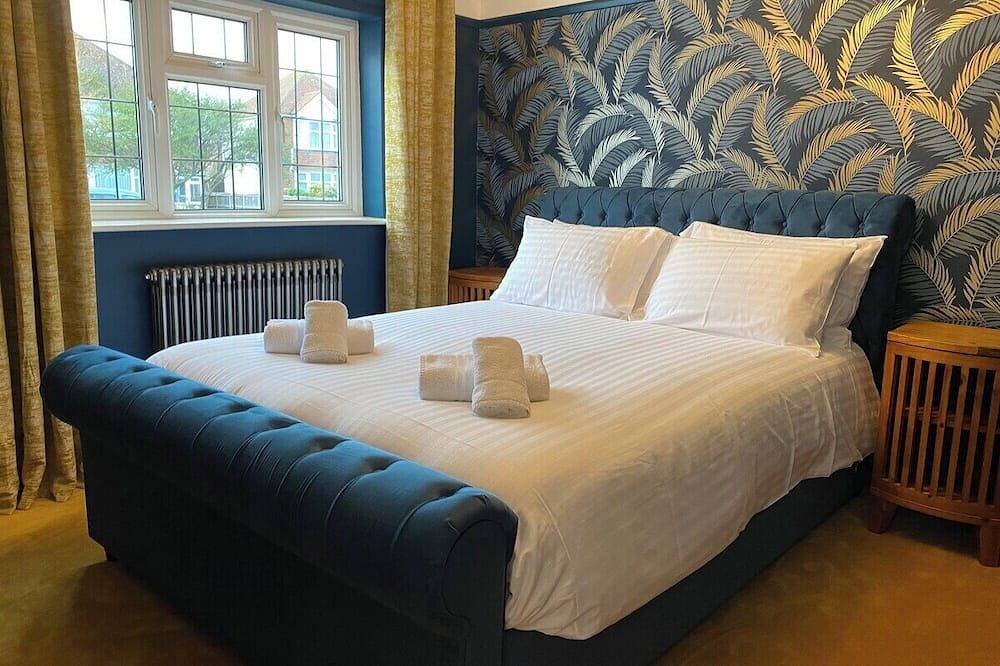 This bungalow is a 2 bedroom(s), 1 bathrooms, located in Broadstairs, England. in Botany Bay, Kent