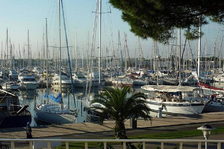 Location de vacances pour 6 personnes, avec terrasse, animaux acceptés dans Port Camargue