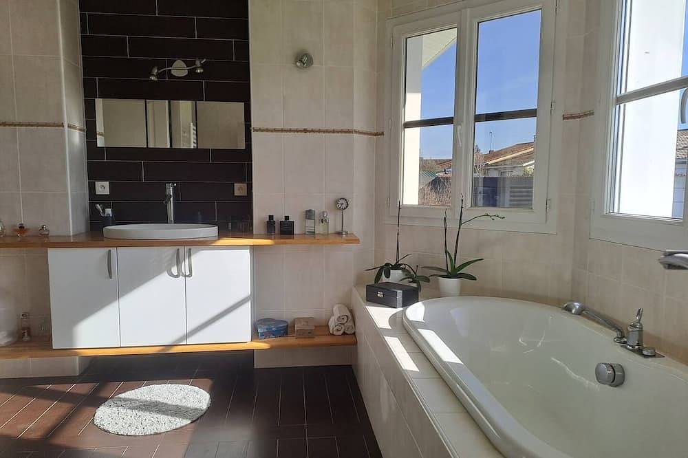 Villa \"Les Tropiques\" avec piscine privée in Mios, Region de Arcachon