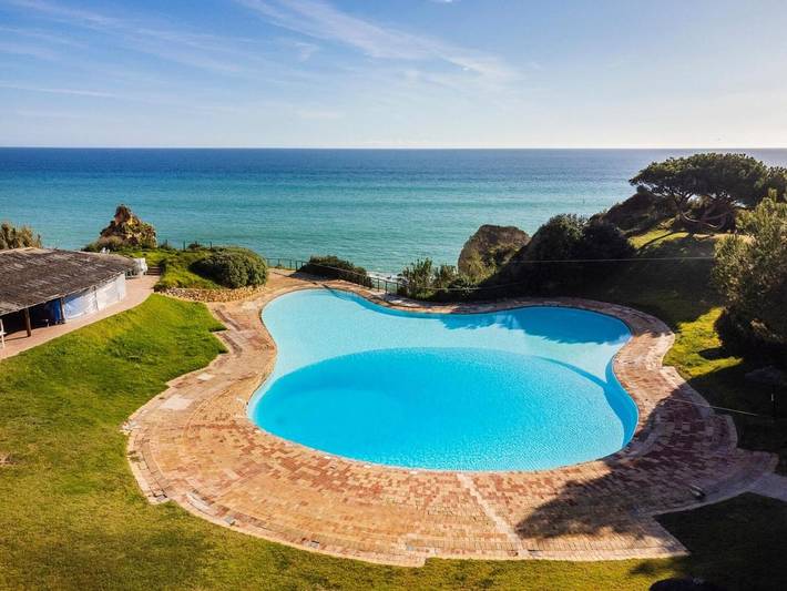 Apartamento de férias para 6 pessoas, com jardim e piscina em Praia da Prainha