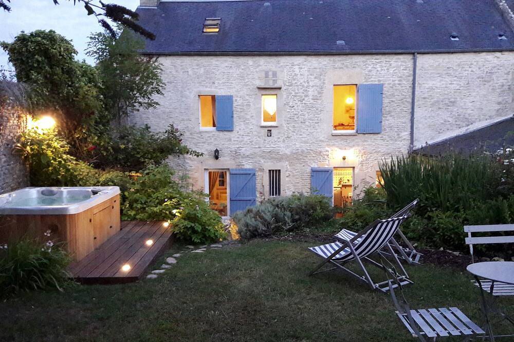 18th century stone house in the heart of the D-Day landing beaches in Ver-sur-Mer, Côte de Nacre