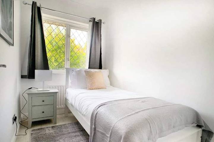 Woking - Garden, Parking, Pets Welcome in Woking, Surrey