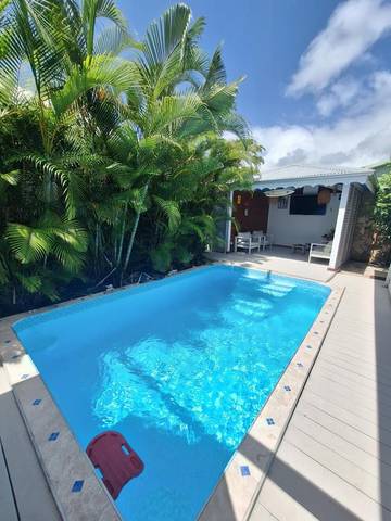 Gîte pour 3 personnes, avec balcon et piscine ainsi que jacuzzi et jardin à Goyave (Guadeloupe)
