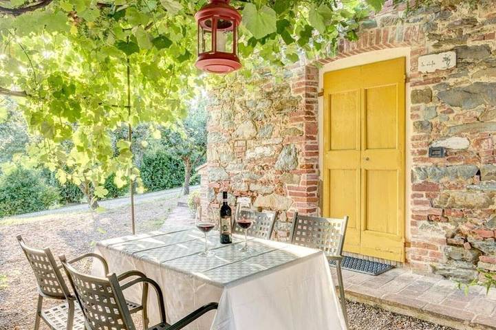 Agriturismo per 4 persone, con giardino e piscina in Foiano della Chiana