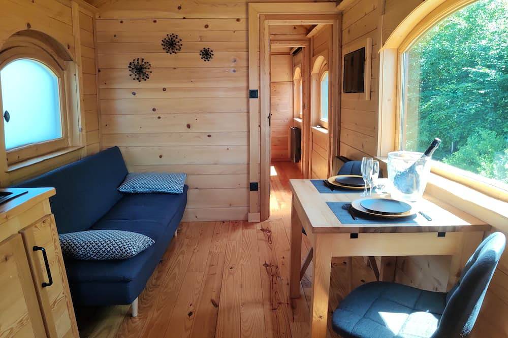 Gîte insolite en Champagne- Roulotte des Cahouriaux - 2 personnes in Nanteuil-la-Forêt, Parc naturel régional de la Montagne de Reims