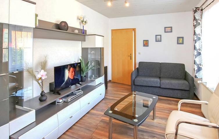 Ganze Ferienwohnung, Modernes Strandapartment mit Parkplatz & WiFi - nur 1km zum Strand in Meesiger, Kummerower See