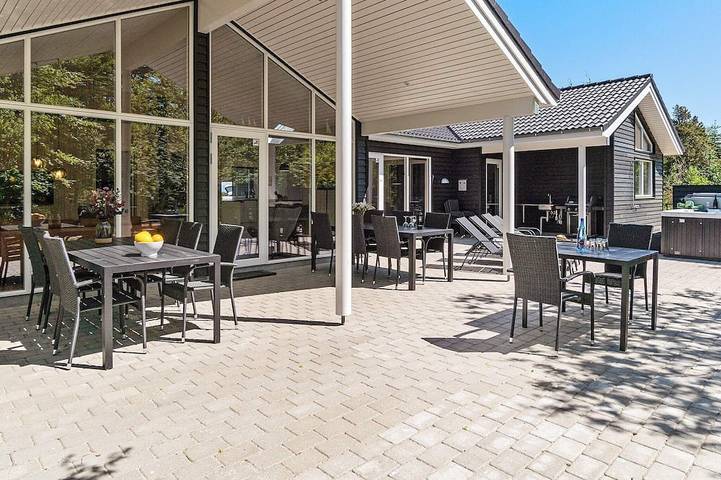 Ferienhaus für 18 Personen, mit Terrasse und Pool sowie Sauna und Whirlpool in Thorup Strand