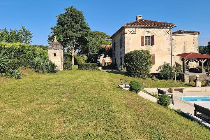 Location de vacances pour 14 personnes, animaux acceptés à Champagne-et-Fontaine