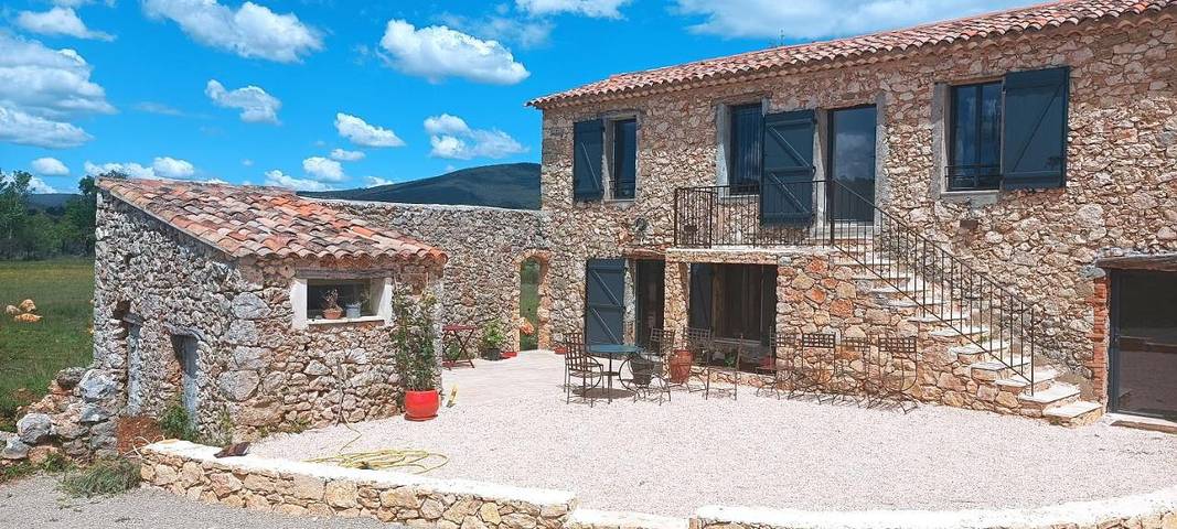 Location de vacances pour 6 personnes, avec vue ainsi que jardin et piscine, animaux acceptés à Ampus