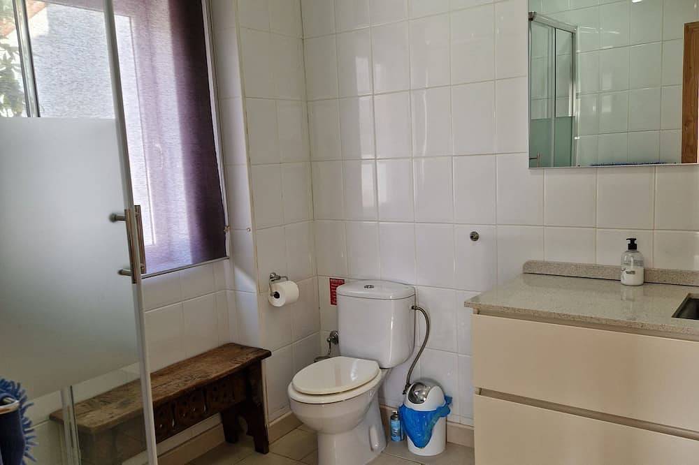 Lovely family villa overlooking Lake and Mountains 15 mins from Coast in Viñuela, Málaga Provinz