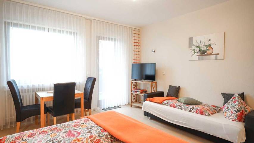 Ferienwohnung für 3 Personen, mit Terrasse und Garten sowie Pool und Sauna in Poppenhausen