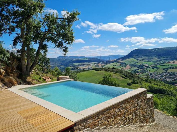 Location de vacances pour 3 personnes, avec jardin ainsi que terrasse et piscine à Saint-Georges-de-Luzençon
