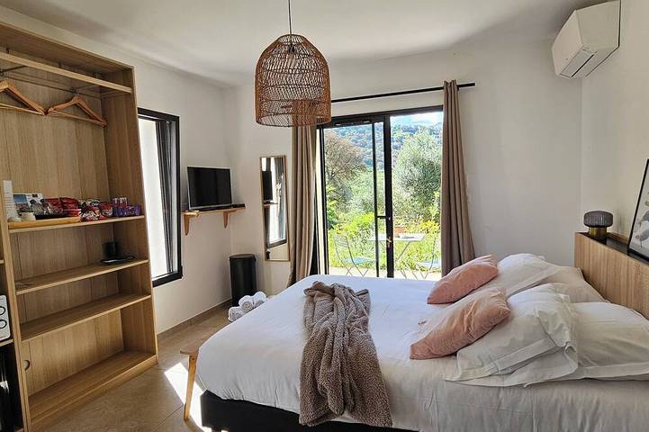 Gîte pour 2 personnes, avec Terrasse ainsi que Jardin et Piscine à Olmiccia