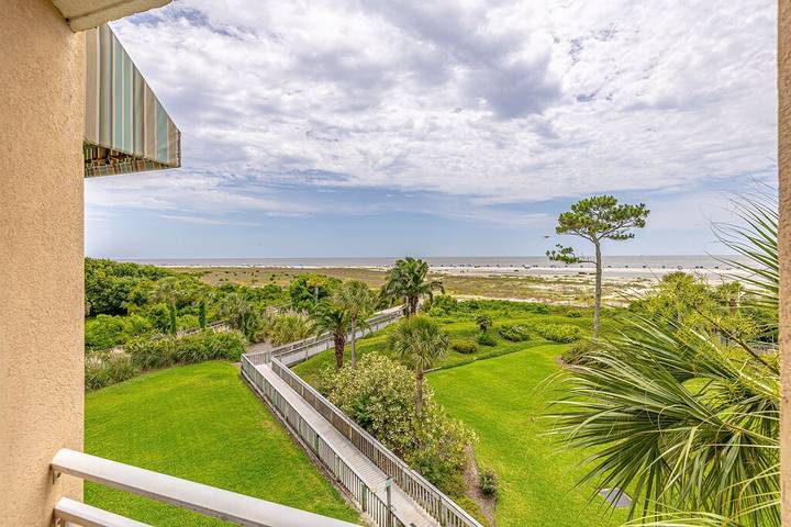 Vacation rental for 6 people, with pool and hot tub as well as balcony in St. Simons Island